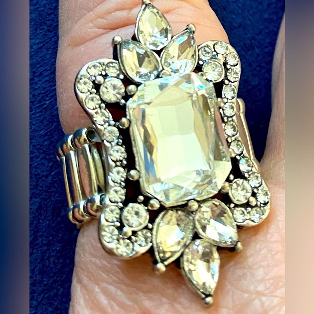 NEW Stretch Vintage Inspired Ring - Clear stones